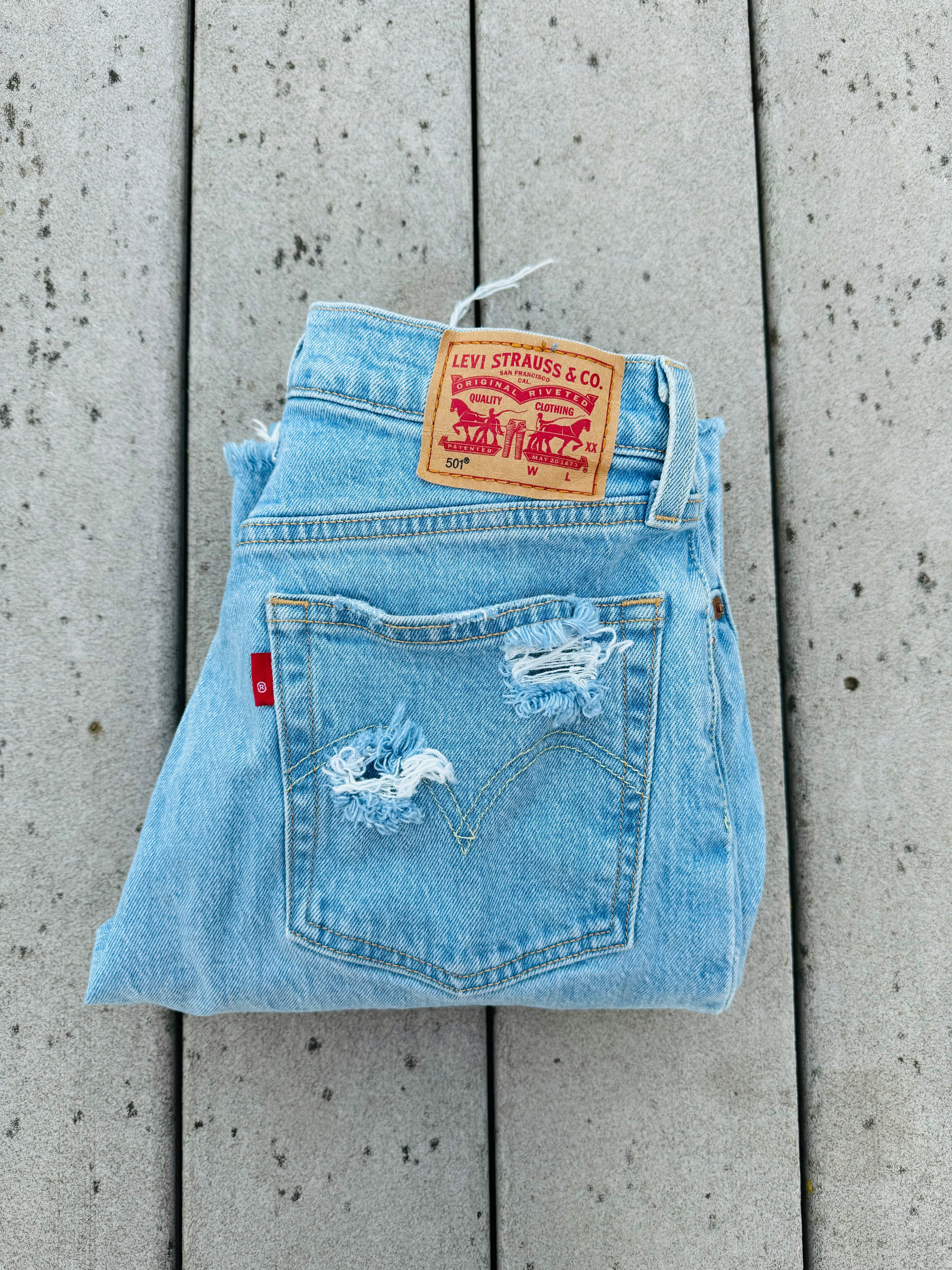 HAND-DISTRESSED 501 LEVI’S 26”