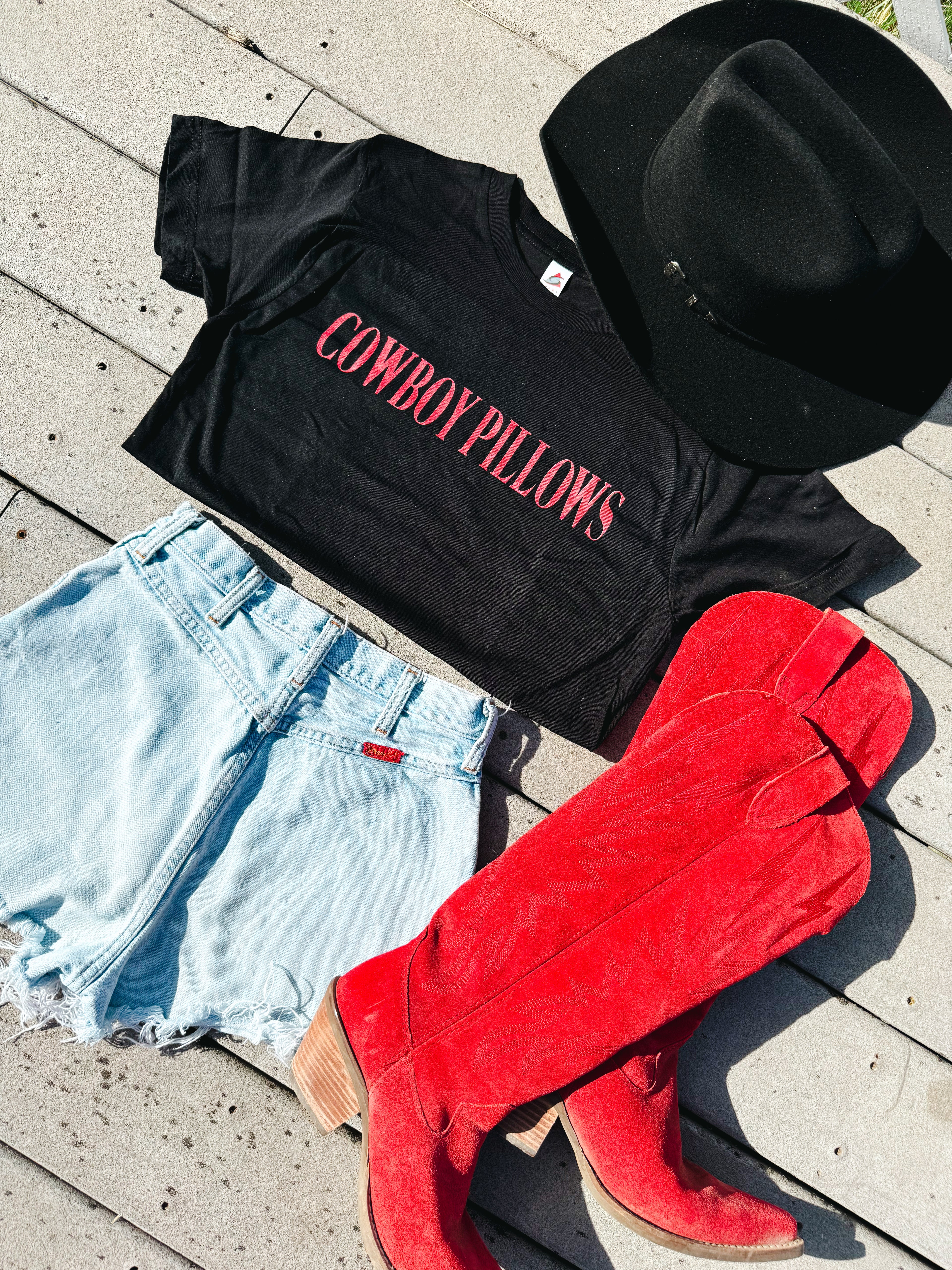 COWBOY PILLOWS TEE
