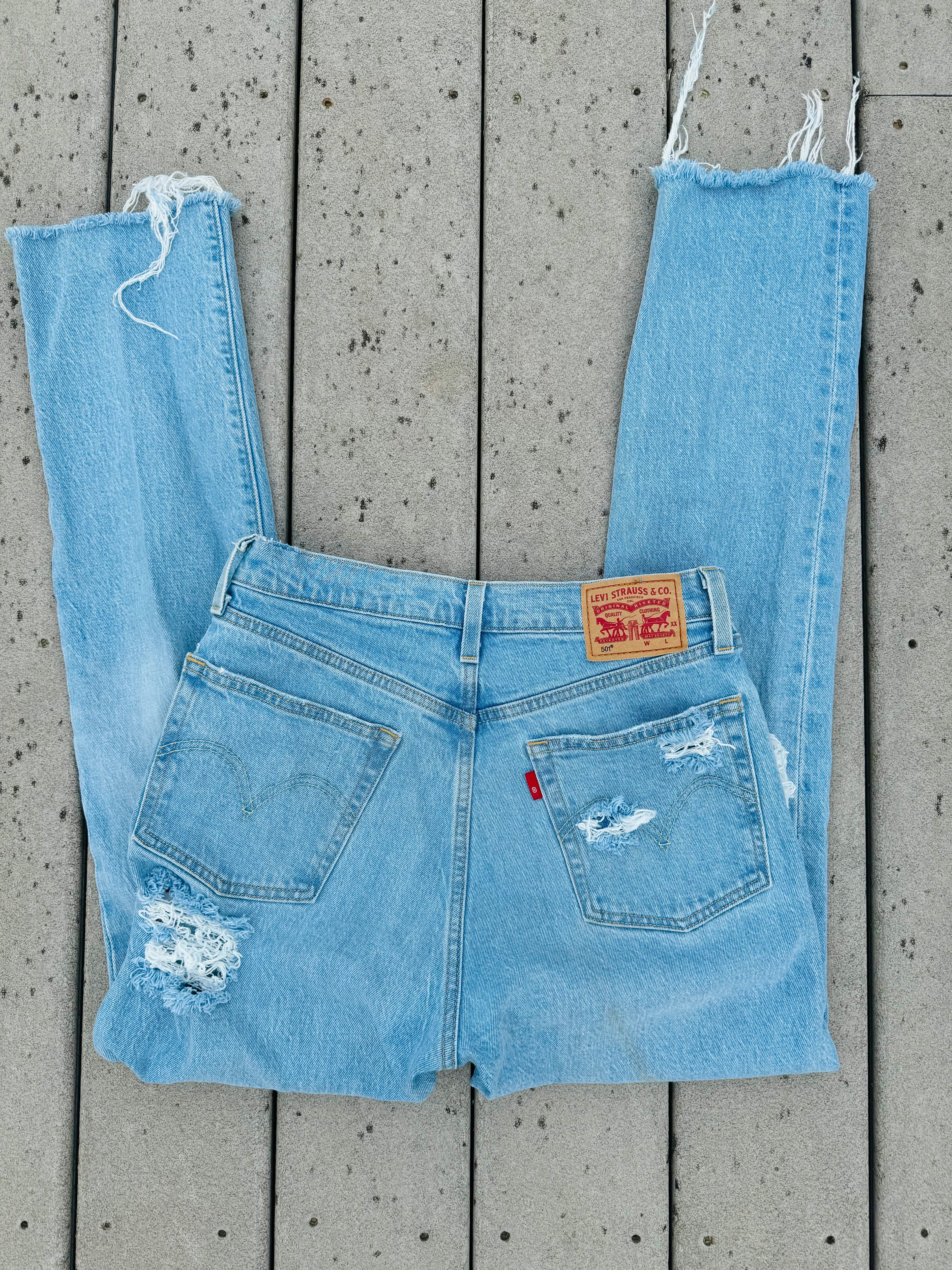 HAND-DISTRESSED 501 LEVI’S 26”