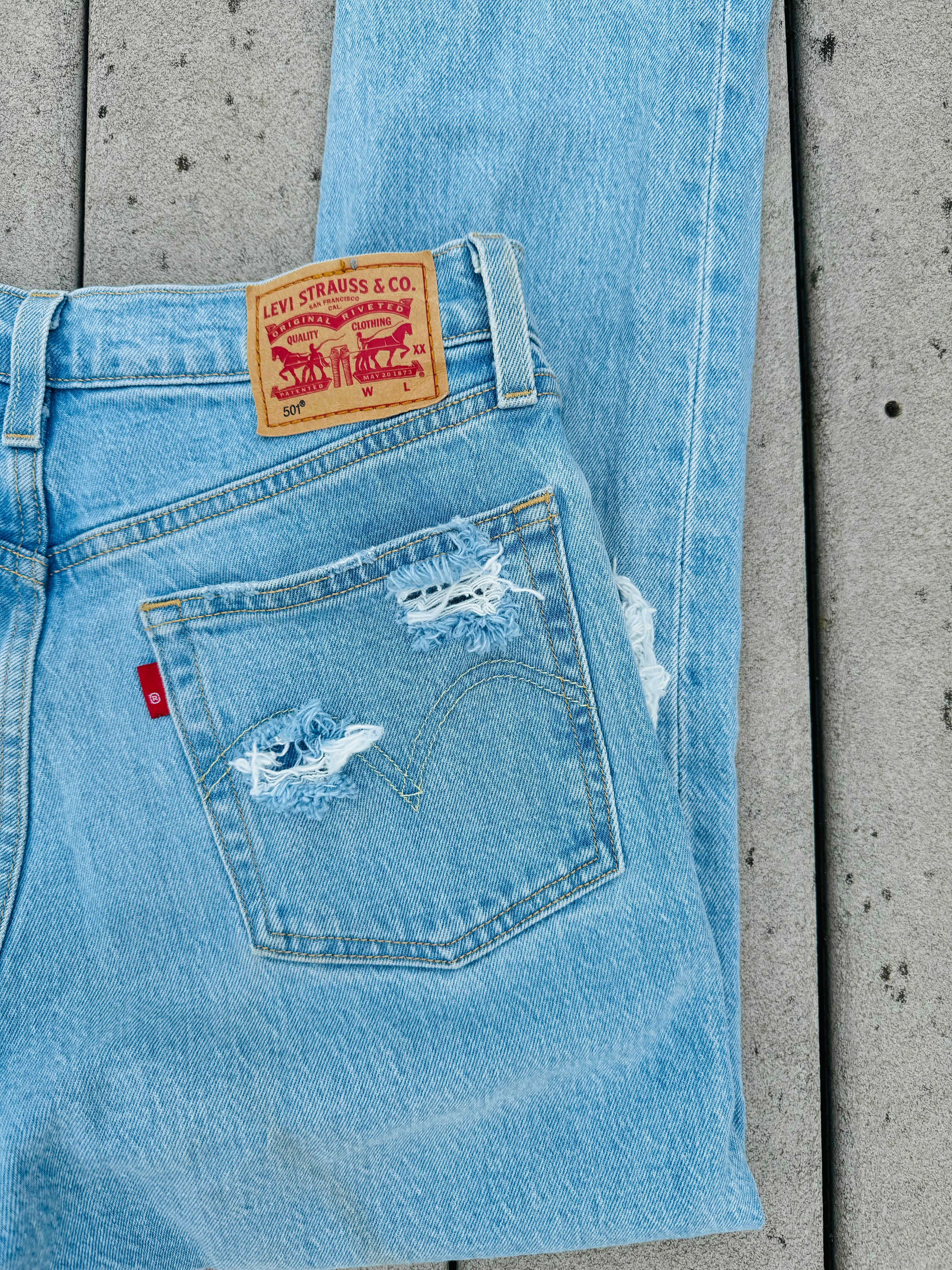 HAND-DISTRESSED 501 LEVI’S 26”