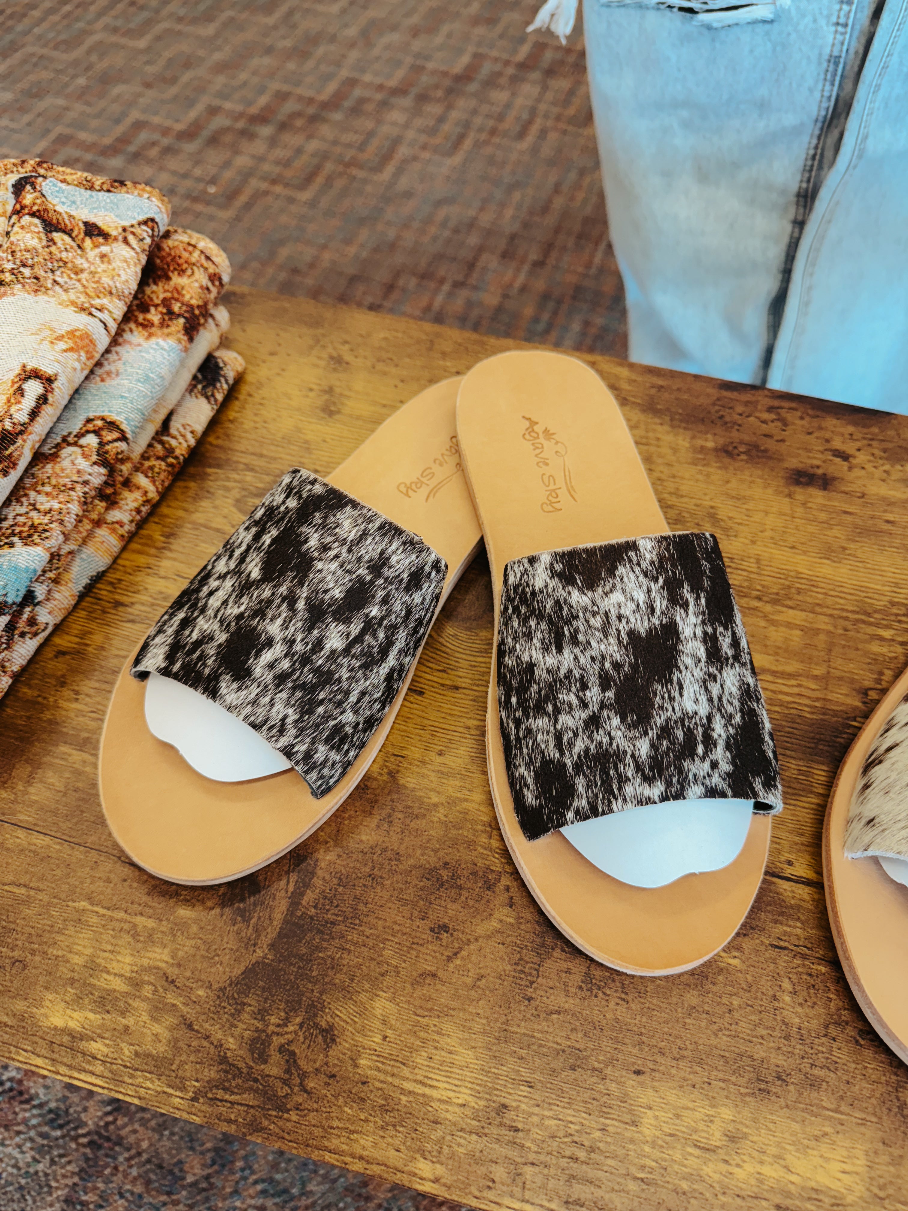 The Mesa Cowhide Slide Salt N Pep