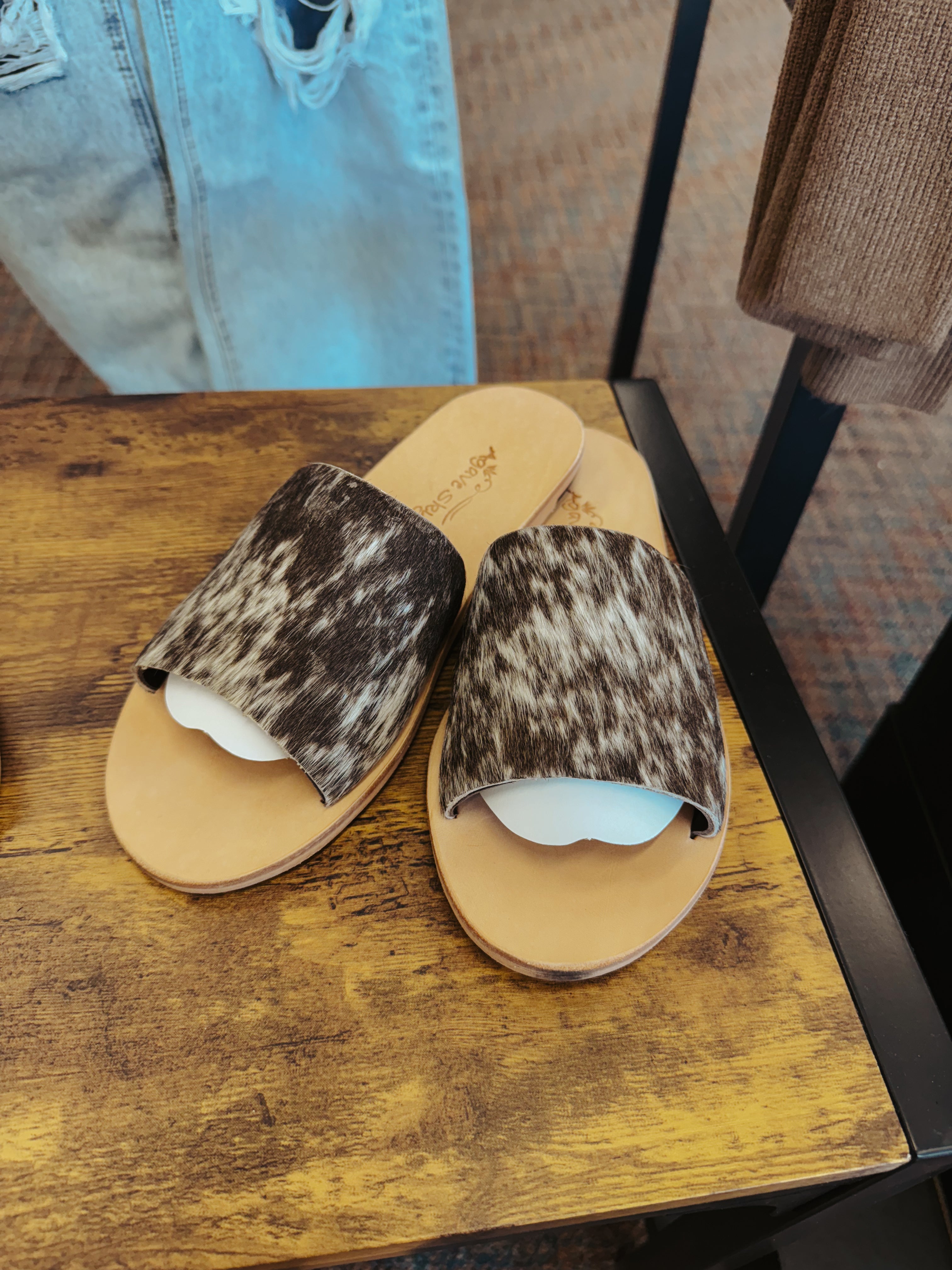 The Mesa Cowhide Slide Chocolate